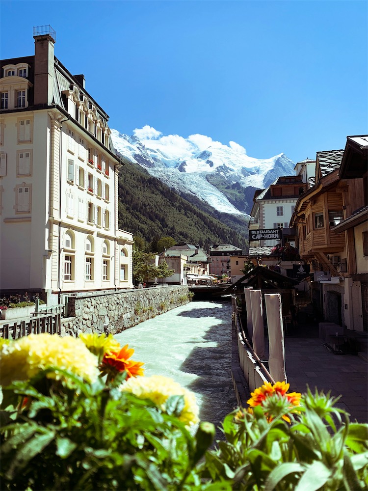 consultant-seo-chamonix Une vue sur le Mont Blanc depuis la ville de Chamonix un jour d'été