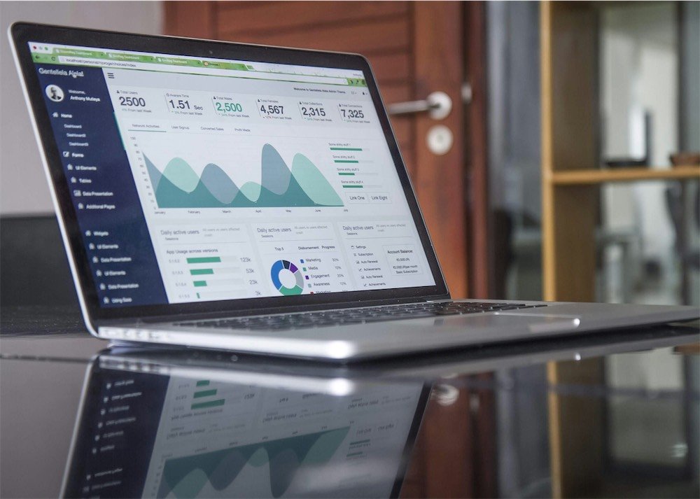 macbook ouvert sur une table. On peut y voir des indicateurs de performance
